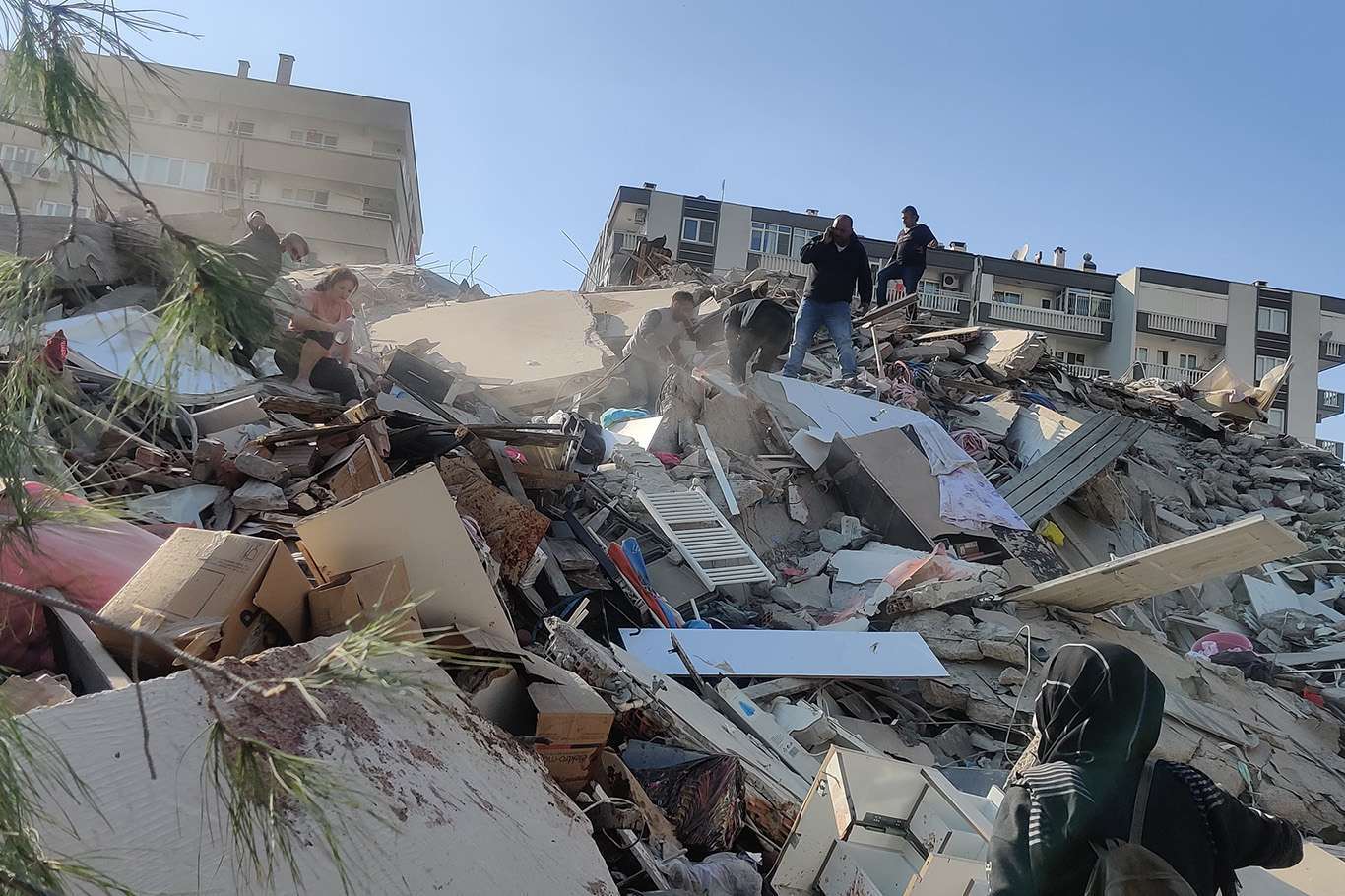 انعكاس لحظة انهيار المبنى على الكاميرات بعد زلزال ضرب ولاية إزمير